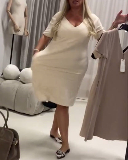 Modisches und elegantes Freizeitkleid mit V-Ausschnitt