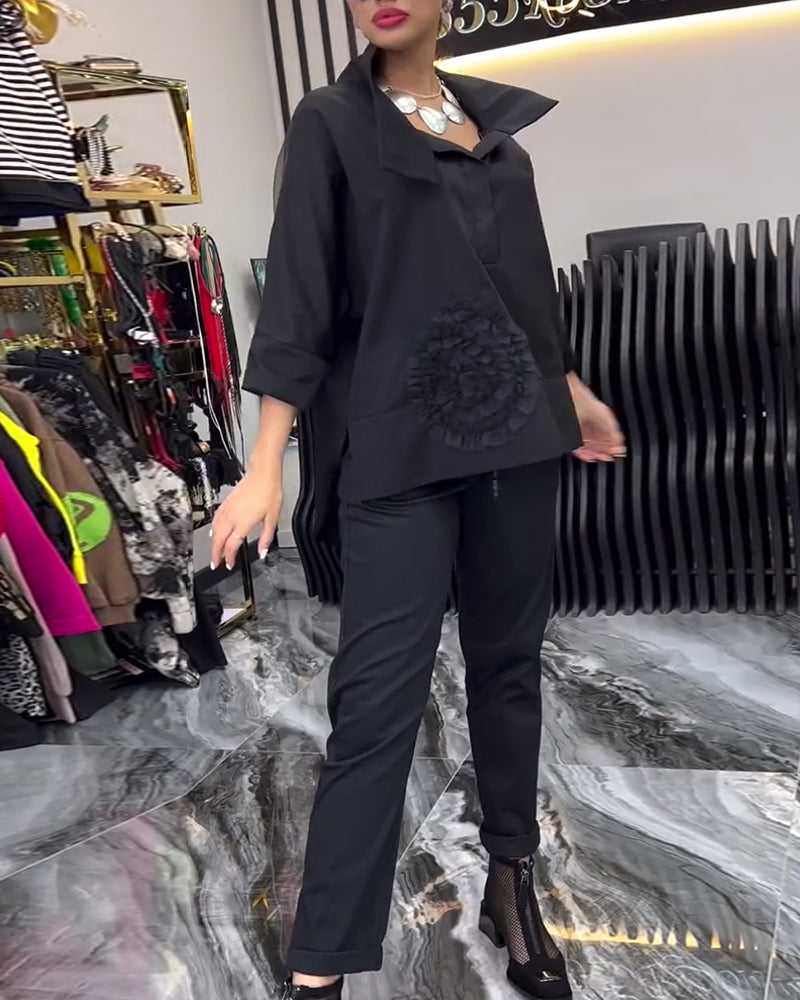 Camicetta con fiori e cuciture in pizzo sul risvolto