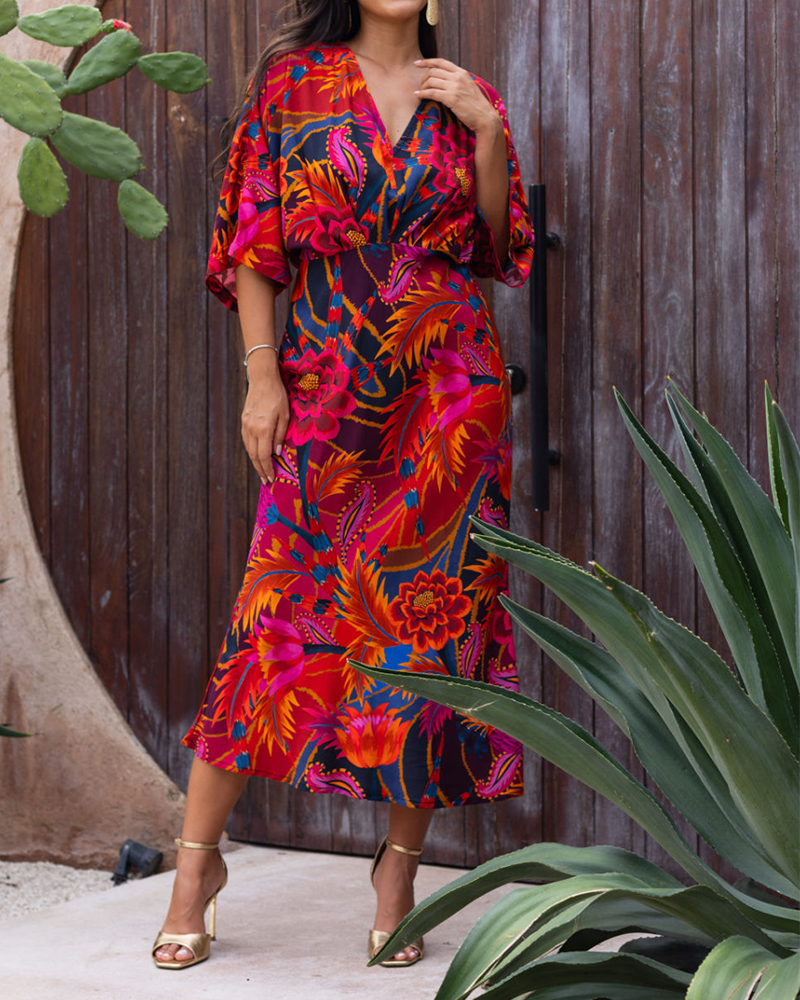 Abito aderente floreale con scollo a V alla moda