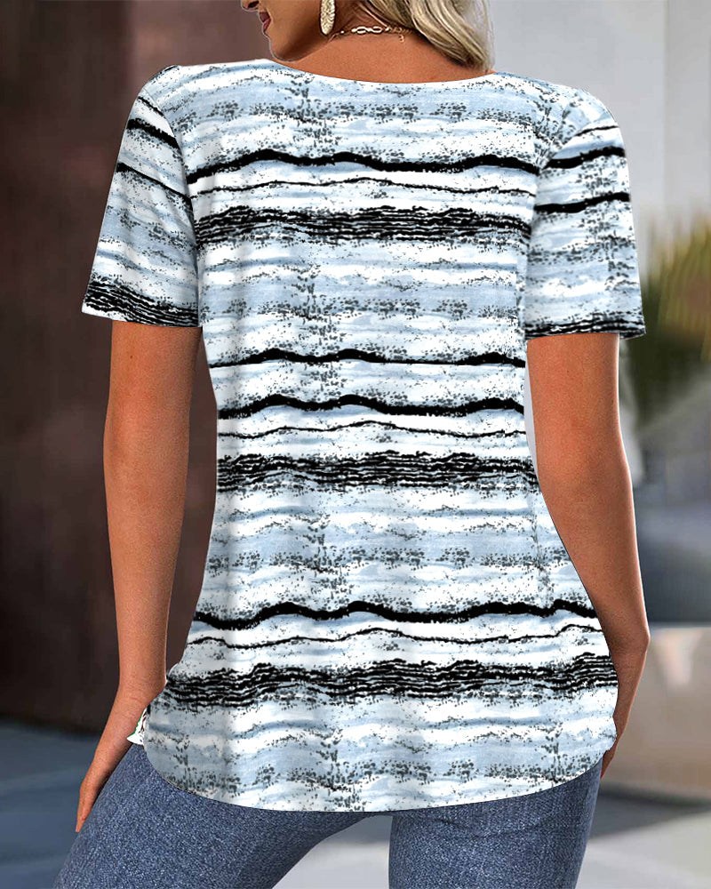 Blusa stampata a pieghe con vestibilità slim e scollo tondo