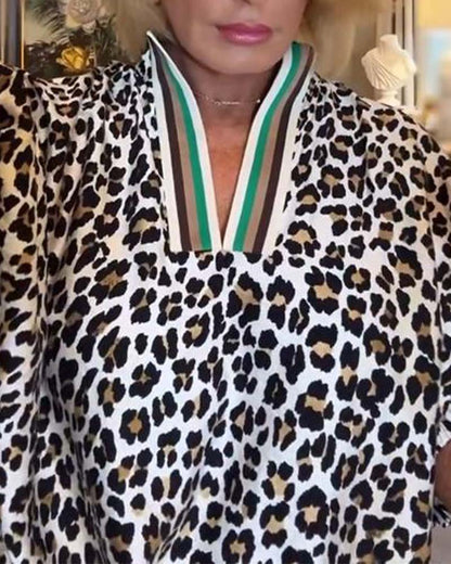 Blusa casual con cuello en V y estampado de leopardo.